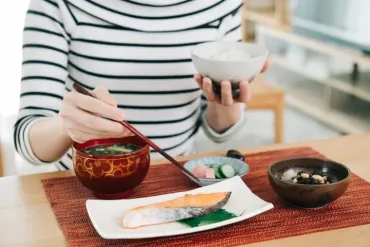日本にほんへ来くる前まえに知しっておきたい日本にほんの食事しょくじのマナーつ