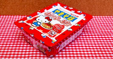 ハローキティ】と【ペヤング】のまさかのコラボ!「ペヤングハローキティのボロネーゼ風やきそば」