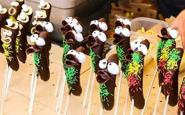屋台で定番の「チョコレートバナナ」は色鮮やかにデコレーションされたインスタ映えグルメ!一本のバナナが可愛らしいキャラクターに姿を変えるまでをご覧あれ!!