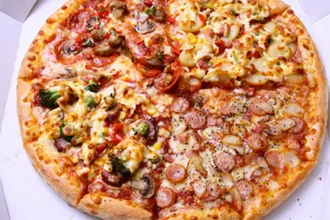 宅配ピザ】食のプロがガチ検証、ピザハット・ドミノピザ・ピザーラを徹底比較!「テリヤキ・マルゲリータ・ビーフ・エビ・チーズ」部門別番勝負