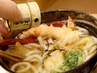 京都のスパイス文化を支える『原了郭』で名物の「黒七味うどん」を味わってきた!–食楽