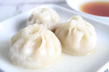 実食】業務スーパー冷凍「小籠包」スープあふれる本格派!食べたい数だけレンチンでお手軽えん食べ