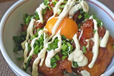 冷凍唐揚げで作る簡単丼レシピ！最強の組み合わせは？アレンジ自在！無限大の美味しさ!!