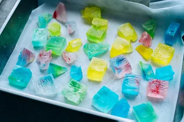 動画あり】食べる宝石『琥珀糖』の簡単な作り方とおすすめ作品選