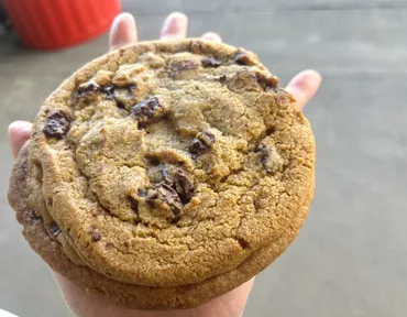 超サイズ。コストコフードコート新作「ダブルチョコチャンククッキー」背徳感がハンパない！