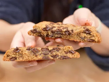 フードコートダブルチョコチャンククッキー