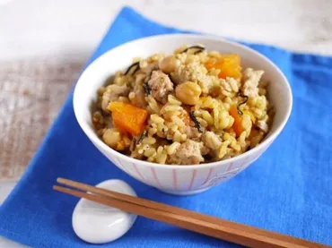 ページ目）冷やご飯はダイエットにぴったり！？豊富な食物繊維が腸内環境を改善！雑穀やもち麦を取り入れておいしく糖質制限しよう正しい糖質制限を。雑穀やもち米のレシピを紹介