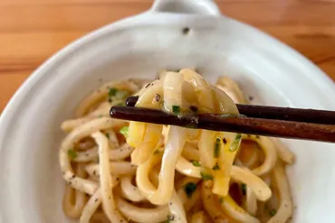 まるみキッチンの「めんつゆマヨうどん」はごま油の香りがたまらない レンチンだけで作るごちそう – Sirabee