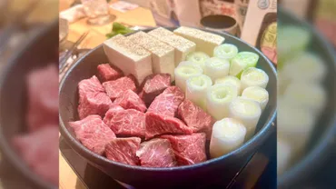 すき焼きの肉が、角切りでごろごろしてるんだが……これが『明治時代のすき焼き』だそうだけど、実際どんなものだったの?