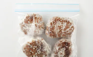 ハンバーグの冷凍保存】焼いてからがおいしい!解凍時のポイントも