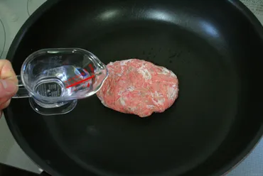 凍ったままで!冷凍ハンバーグのおいしい焼き方。解凍方法も解説