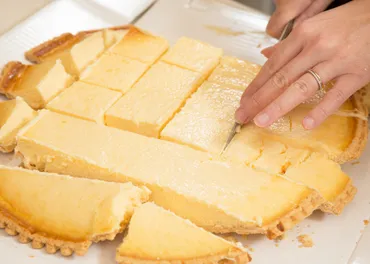 コストコのトリプルチーズタルト、おすすめの切り方・食べ方パターンと賢い冷凍保存のコツ