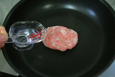 凍ったままで!冷凍ハンバーグのおいしい焼き方。解凍方法も解説