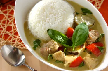 ペーストで簡単本格!鶏肉のタイ風グリーンカレーレシピ・作り方