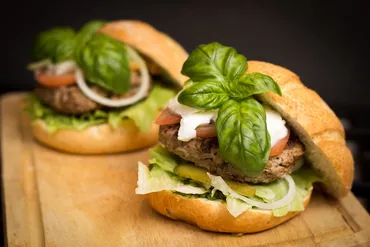 多様な食の選択肢、代替肉の現在と未来とは？植物性代替肉の進化と可能性