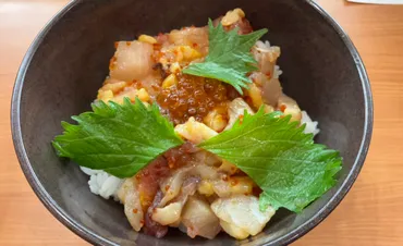 くら寿司】ランチ600円「旬の海鮮丼」、食べてびっくりユッケ風! トロッと絡むタレがたまらない