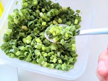 考えた人、天才!」「いつでもパラパラ♡」冷凍した万能ねぎが固まらない裏ワザ♪【試してみた】