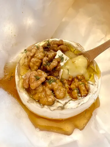ワインのおつまみにも!はちみつ、くるみ、タイムと一緒に焼く「カマンベールチーズのまるごと焼き」作り方・レシピ。