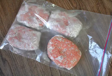 凍ったままでOK！冷凍ハンバーグのおいしい焼き方。解凍方法も解説 