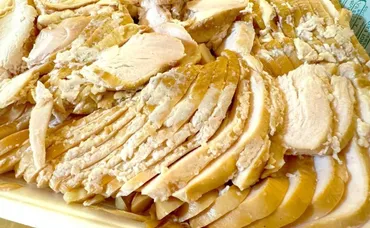 これぞ【業務スーパー】の真骨頂!「スモークチキンスライス」゛大容量800g゛しかも味付き・カット済みで超便利♪
