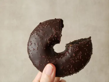 思わず目を惹く、真っ黒なチョコレートクリームドーナツ!?スタバ新商品/いつまで?