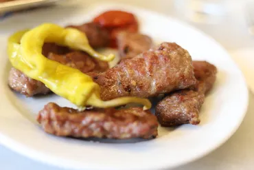 トルコ名物のミートボール「キョフテ」をイスタンブールの有名店で食べてみた【世界名物料理紀行】
