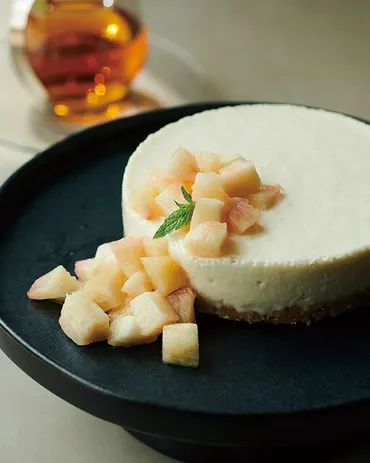 暑い夏には火を使わない、混ぜて冷やすだけのひんやりスイーツ。桃の風味が口いっぱいに広がる「桃の爽やかヨーグルトケーキ」【簡単レシピ】(婦人公論.jp)