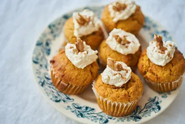 ヨーグルトキャロットケーキ」のつくり方。ヨーグルトをまぜて、しっとり仕上げる