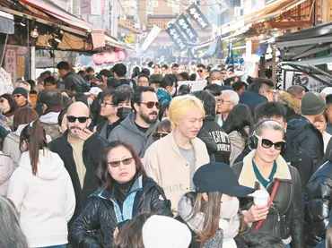 年の瀬ニッポン「おいしい」が大渋滞！ 築地は正月ムード 買い物客や食べ歩きのインバウンドでにぎわい ：東京新聞デジタル