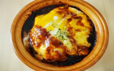 ブイヨンで炊いた味つきケチャップライスが食欲をそそる! ファミリーマートの「特製デミグラスソースのオムライス」はふわふわ卵が魅力的