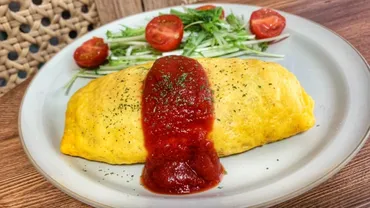 業務スーパー】本当にレンチンしただけ！？レストラン顔負けのふわふわ映えオムライスが秒速で完成（みみこ） 