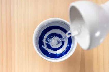 日本酒を注ぐとき&飲むときのマナーとは?お酒の席でのマナーを覚えよう – CHIBA