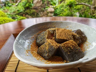 わらび餅の世界へようこそ！歴史、種類、アレンジ方法を徹底解説！(？)とろける食感がたまらない！奥深いわらび餅の世界