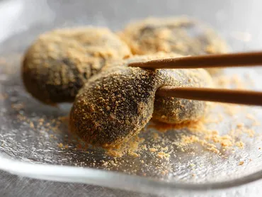 手作りでしか味わえない本格「本わらび餅」レシピ。本物の本わらび粉は黒かった!