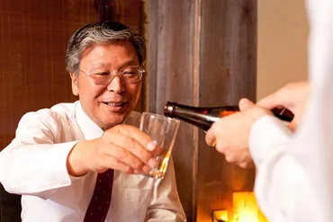 上司に失礼なことしているかも? ビール・日本酒の正しい注ぎ方って?