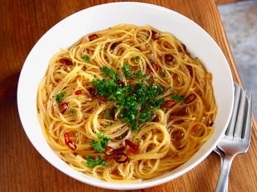 フライパン1つ。スープで麺を茹でる「ペペロンチーノ風スープスパ」がラクでウマい【ヤスナリオ】