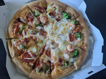 ピザハット「マッシュルームソースのアヒージョ風」を食べてみた!にんにくの香りがたまらないピザです!