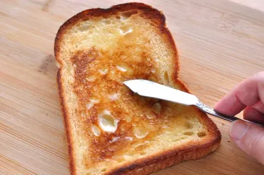 絶品バタートーストレシピに「ここまで変わるとは」「食感が違う」。どこの家庭にもある調理器具で！ 