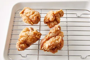 鶏肉、いきなり揚げたらダメーー!】食品メーカーが明かす「ジューシーでカリカリ」に仕上げるワザ!゛あの調味料゛が大活躍