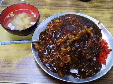 マルトマ食堂』ほぼ原価で提供される大粒ホッキカレーや海鮮丼メニューなど。平日早朝でも行列必須で待ち時間はまさかの１時間オーバー。 