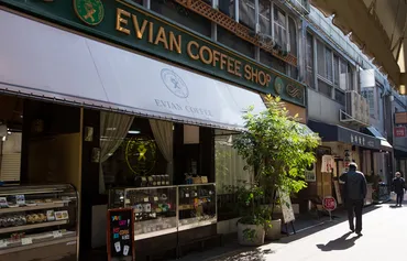 神戸の老舗喫茶店「エビアンコーヒー」の魅力を徹底解説！モーニングやサイフォンコーヒーの秘密とは？1952年創業の老舗喫茶店「エビアンコーヒー」のモーニングとサイフォンコーヒー