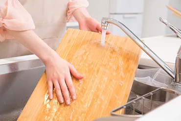 まな板は除菌するべき?素材に適したお手入れ方法や除菌に役立つおすすめを紹介