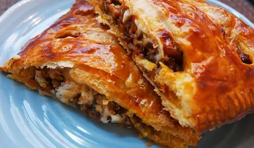 冷凍パイシートで簡単！肉汁ジュワッ&サクッとおいしいミートパイのレシピ 