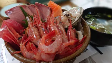 苫小牧の絶品グルメ！早朝から行列ができる「マルトマ食堂」の魅力とは？新鮮な海鮮丼とホッキカレー、苫小牧の食を満喫！