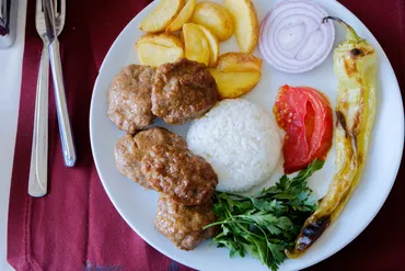 キョフテの世界旅行：トルコのソウルフード、多様なレシピと文化を紐解く？トルコを代表する肉料理キョフテ：その歴史とレシピ、家庭料理から世界へ