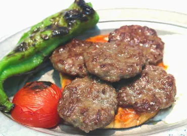 トルコのハンバーグ（肉団子）キョフテ 
