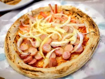 ソーセージとカニカマと玉ねぎのピザのレシピ 