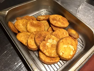 シェーキーズのフライドポテトはなぜ人気？再現レシピと、その魅力を徹底解説！シェーキーズのフライドポテト：再現レシピと自宅での楽しみ方