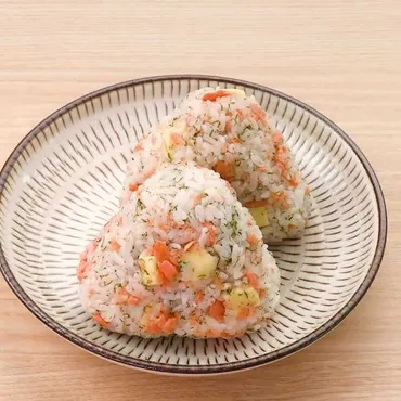 シンプルな美味しさ♪ 鮭とチーズの青のりおにぎりのレシピ動画・作り方 