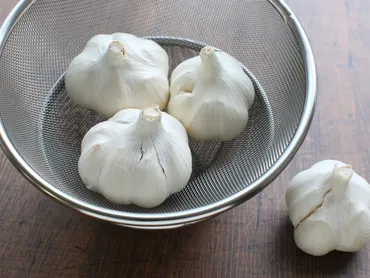 にんにくの正しい保存方法とは？鮮度を保つ方法を徹底解説！(？)にんにくを長持ちさせる！冷蔵・冷凍保存のコツ